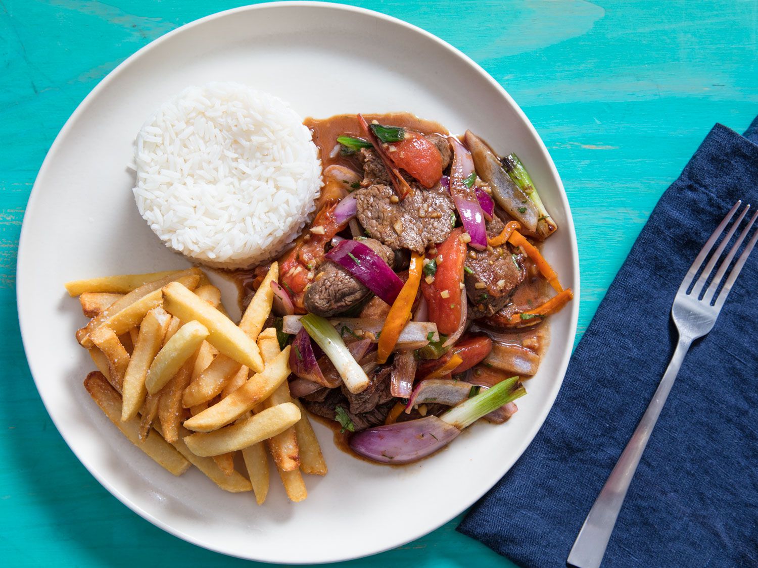 Lomo saltado - cha đẻ của nhiều món ăn truyền thống của Peru