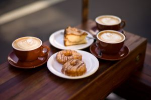 Cà phê Fika và bánh Kanelbullar